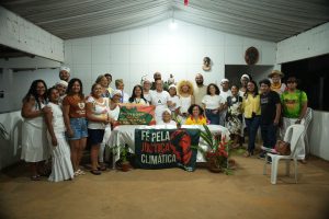 Terreiro Tumanjamace, da tradição umbanda, organiza ação local com a presença de indígenas, candomblecistas e católicos no debate interreligioso pela justiça climática. 