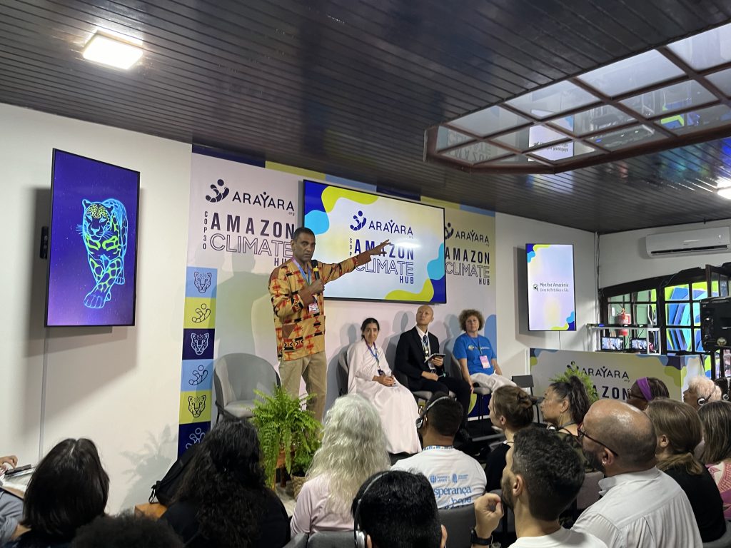 Evento interreligioso promovido pelo Greenfaith durante a COP 30. No Centro da Foto há o ativista Kumi Naidoo em seu momento de fala.